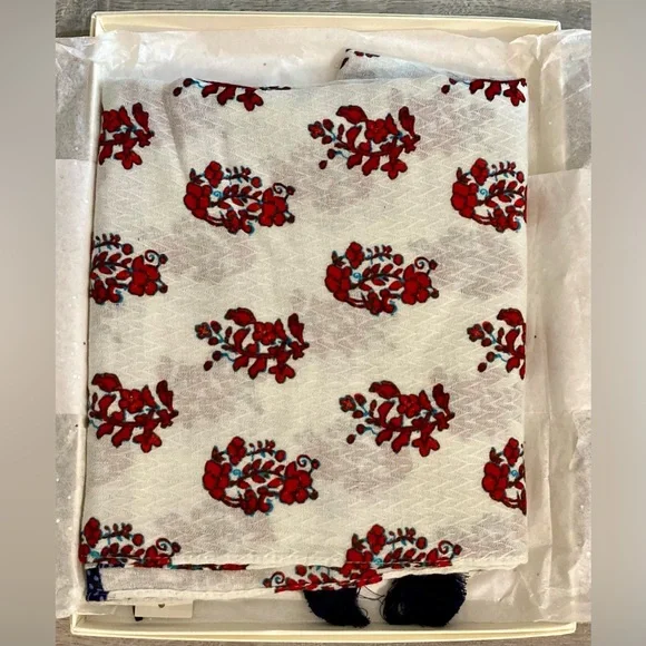 New Talbots An elegant women's scarf with tassels. In a gift box. - Picture 4 of 8